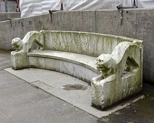 Marmorbank mit Katzen (Rudolf Bosselt)