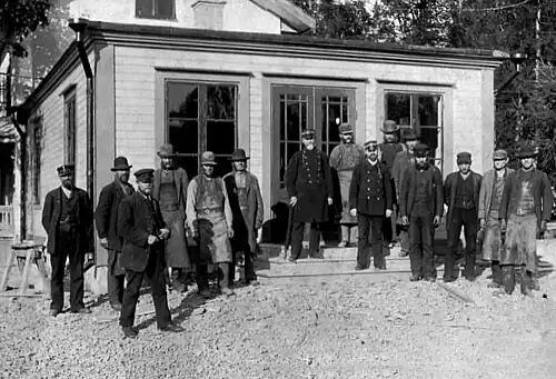 Personal am Bahnhof Marnäs