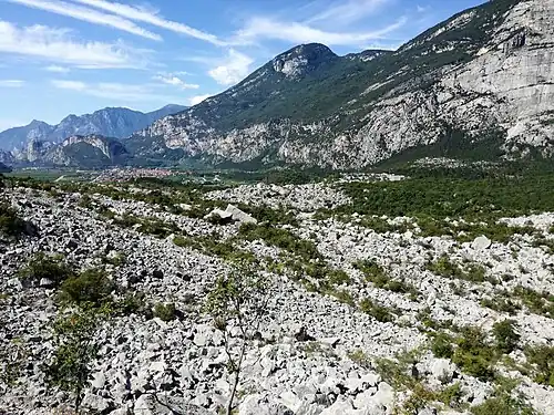 Der Kas Bergsturz mit Blickrichtung Dro