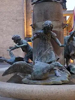 Martinsbrunnen Bonn, Kinder (Bronzefiguren) versuchen, Gänse einzufangen