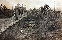 Foto eines Massengrabes bei Vimy (oder evtl. bei Fromelles), wie es zunächst 1916 als Postkarte veröffentlicht wurde