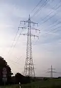 Unterquerung der 380-kV-Leitung Pulverdingen-Hoheneck mit höchstem Freileitungsmasten Baden-Württembergs („Freiberger Riese“) bei Freiberg am Neckar