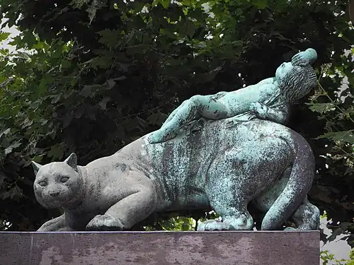 Silberlöwe, den Tag tragend