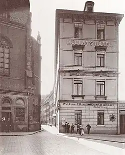 Gasse entlang der Westseite der Kirche, 1909