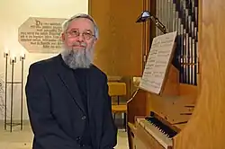 Matthias Alward sitzt am Orgelpositiv in der mittelalterlichen Sakristei der Marienkirche Beeskow