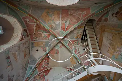 Bemalte Decke unter dem Turm