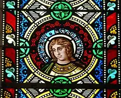 Detail eines Glasfensters im Chor mit der heiligen Maria Magdalena