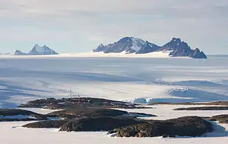 Blick von Welch Island über die Mawson-Station hinweg auf die David Range