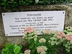 Plakette am Brunnen von Amboise