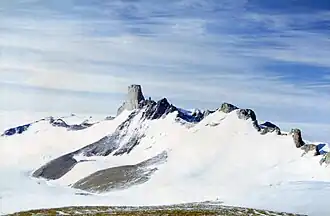 östlicher Teil der Mayrkette von Südwesten gesehen, der markante Jutulhogget in der Bildmitte