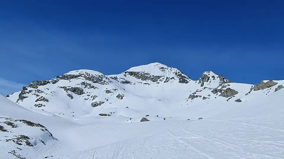 Südostflanke des Mazzaspitz, rechts das 40–45° steile Couloir.