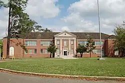 Die McGehee Hall der Southeastern Louisiana Universität, mit einem Eingangsportal mit vier Säulen bei zweistöckiger Bauweise