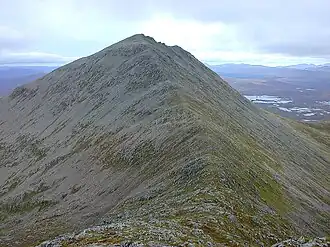 Blick auf den Meall a’ Bhùiridh vom Sattel zum benachbarten Munro Creise, im Hintergrund Rannoch Moor