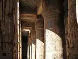 Kapitelle des Portikus (Nordwestseite)