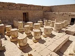 Säulenreste im Hypostyl (Südseite)