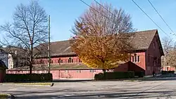 Linker Nebenflügel: «Grosse Reithalle» mit ehemaligem Stallgebäude (Zeughausstrasse 65), links der Reitweg