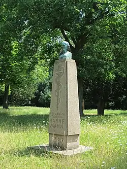 Dieses Denkmal erinnert an den Begründer der Homöopathie, Foto Juni 2025