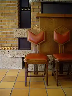 Detail: Originalstühle aus Wrights Imperial Hotel