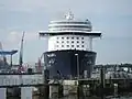 Mein Schiff 3 wendet in der Kieler Förde, um rückwärts am Ostseekai anzulegen