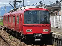 Triebzug der Baureihe 6800 bei Kariyasuka