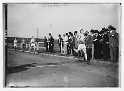 Mel Sheppard, 1908 Olympiasieger auf beiden Mittelstrecken (hier als Sieger eines Rennens im Jahr 1910), erreichte im Finale keine vordere&nbsp;Platzierung