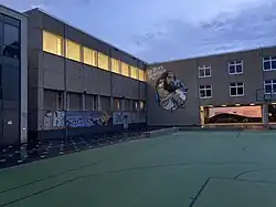 Turnhalle mit Basketballplatz