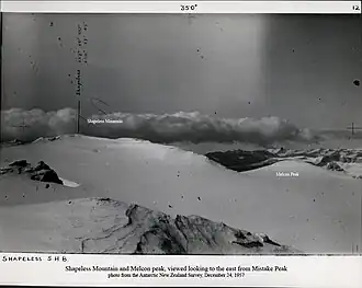 Blick vom Mistake Peak nach Osten auf den Shapeless Mountain (links) und den Melcon Peak (rechts) im Jahr 1957
