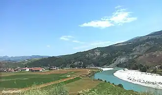 Blick auf die Kleinstadt und die Vjosa (2013)