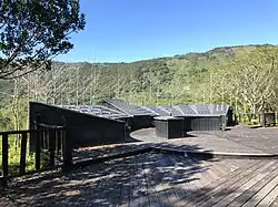 Jiufenershan-Denkmal (九份二山紀念碑, 23.949388888889120.85108333333) für die Opfer des 921-Erdbebens