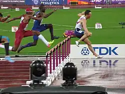 Die Finalisten an der letzten Hürde (v.&nbsp;l.&nbsp;n.&nbsp;r.): Abderrahman&nbsp;Samba, Kerron&nbsp;Clement, Karsten&nbsp;Warholm