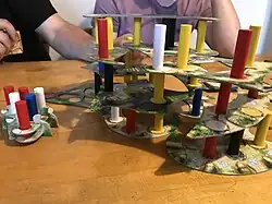 Menara, Spielsituation mit Camp und Tempel