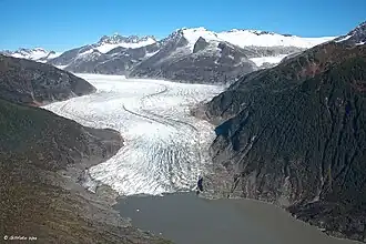 Im Vordergrund der Mendenhall-Gletscher, Suicide-Gletscher rechts oben im Bild unterhalb der schneebedeckten Berge (Herbst 2015)