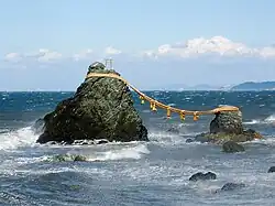 Meoto-Iwa (夫婦岩, „Ehemann-Ehefrau-Felsen“)