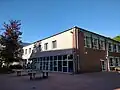 Gebäude E mit Klassenräumen und Lehrerzimmer