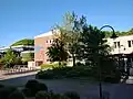 Gebäude F für Naturwissenschaften, dazwischen der Jesuitengang mit der Überführung zum E-Gebäude