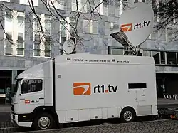 Mercedes-Benz 1320 Satelliten-Übertragungswagen der rt1.tv production GmbH mit einer Parabolantenne mit einem Durchmesser von 2,4 Metern auf dem Dach.