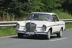 300 SE Coupé bei der Ausfahrt eines Oldtimertreffens 2015