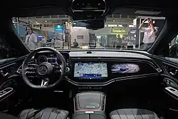 Innenansicht mit drittem Bildschirm für Beifahrer