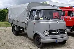 Mercedes-Benz L&nbsp;319 als Pritschenwagen