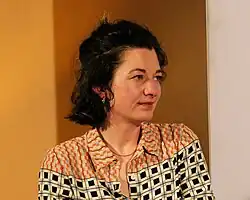 Meredith Haaf im Halbprofil, zuhörend