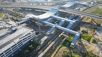 Schalter- und Wandelhalle, deren geschwungenes Dach durch den Kvisch geteilt, über Bussteigen des ZOB, Übergänge links zur Cinemall, mittig zu Gleis 1 und 2 der Hauptlinie, oben rechts zur Rakkavlit-Talstation unter Gleis 3 der Hochbahn, 2020