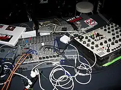 Das Bild zeigt eine Zusammenstellung und Verkabelung von zwei Laptops mit mehreren Effektgeräten. Beide Laptops sind mit vegetarischen Statements beklebt.