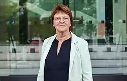 Meta Janssen-Kucz (Mitglied des Niedersächsischen Landtags und Landtagsvizepräsidentin) steht vor dem Eingang des Landtages.