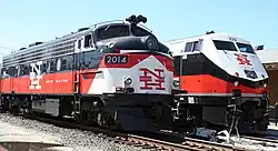 Lokomotiven in New-Haven-Farben: Links EMD FL9, rechts P32AC-DM (2006)