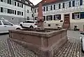 Als „Brunnen am Marktplatz von Löchingen“ diente der Metzgerbrunnen in Gernsbach