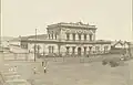 Das vom deutschen Architekten J. Müller entworfene, neoklassizistische erste Bahnhofsgebäude mit Bruchsteinfassade (1885)