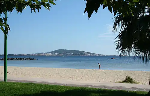 Strand von Mèze mit Blick über den Étang de Thau auf den Mont Saint-Clair bei Sète