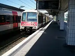 Züge der Linie RER B im Bahnhof