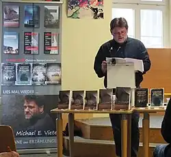 Michael E. Vieten auf einer Lesung im Mai 2019 in der Stadtbücherei Kirn.