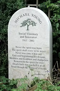 Todesdaten und Widmung nebst Sinnspruch in englischer Sprache zu Ehren der Lemmaperson.